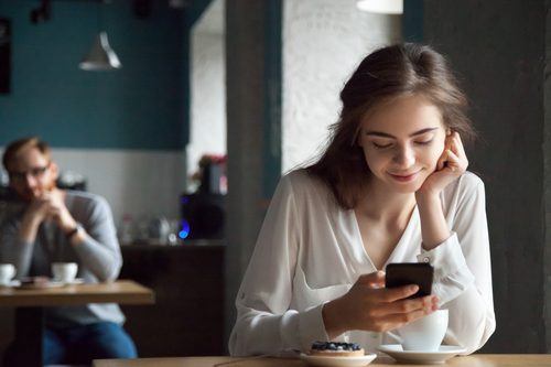 Kvinde Tjekker hun Telefono